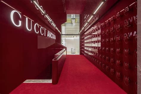 brera negocio gucci milano di notte|Dentro alla rinnovata boutique di Gucci a Milano .